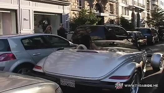 Фигуристая брюнетка-модель в бурной автомойке, фотосессия с пеной