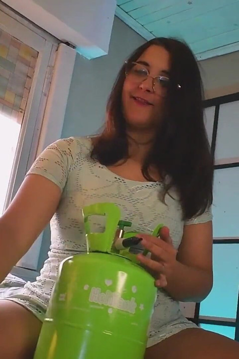 Zum ersten mal mit Helium ballons spielen - Bunny Looner