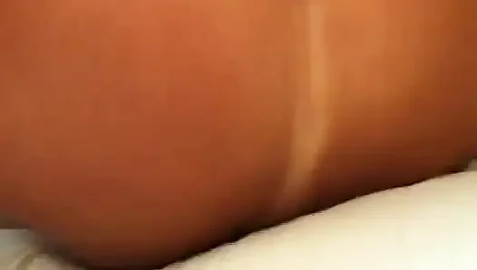 Kejar-kejaran di sofa liar tante seksi rambut pirang sama cowok berondong