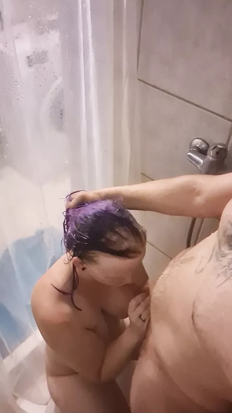 Pipe surprise sous la douche pour mon homme