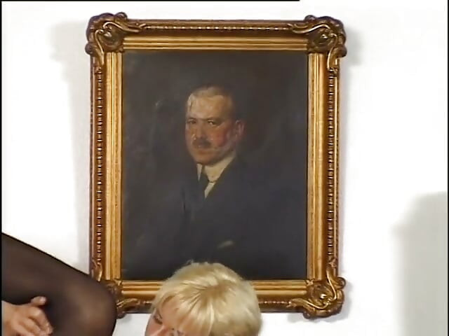 Blondă uimitoare în ciorapi negri futută din spate - DVD