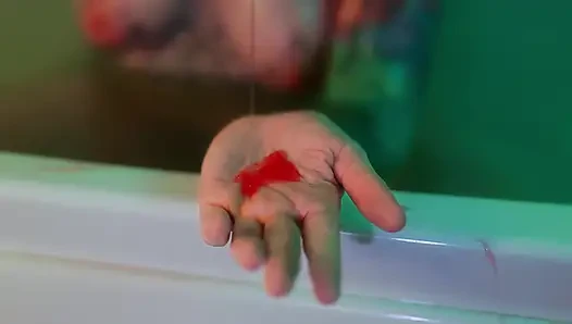 Banyo ayini sert dildoya binmeye ve yoğun orgazma dönüşüyor