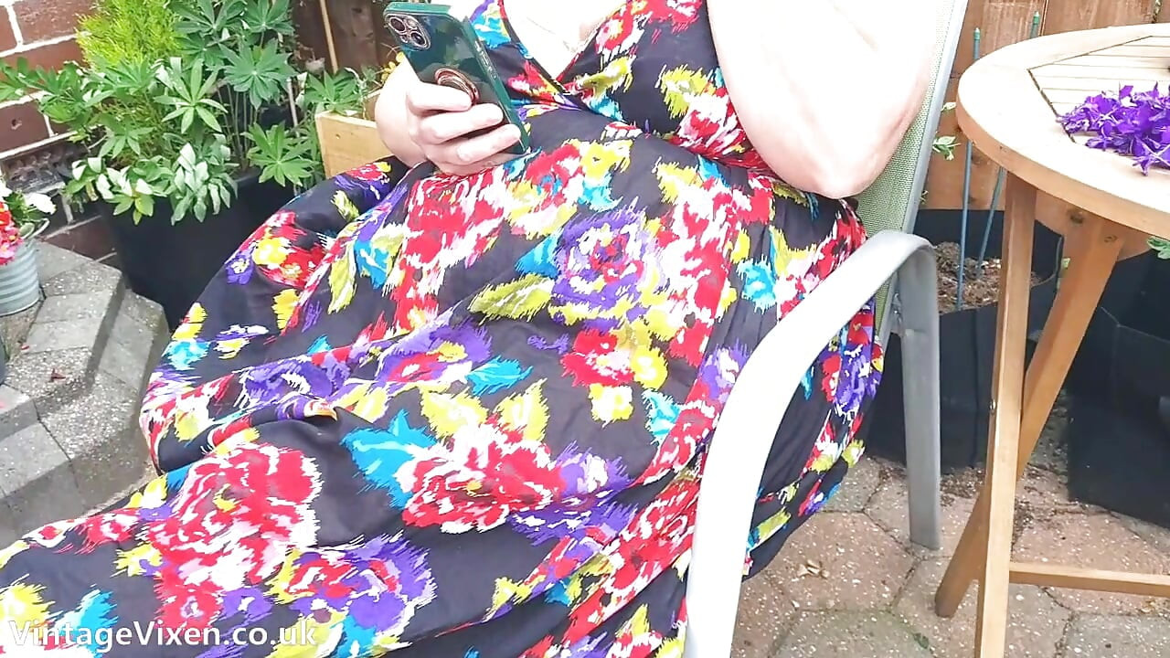 Kypsä amatööri BBW-kotiäiti hoitaa kasvejaan ja pilluaan
