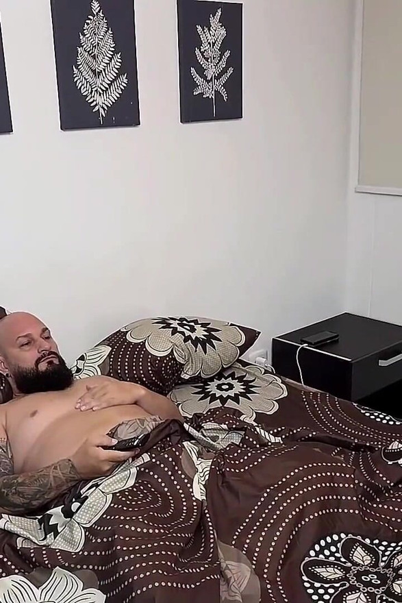 Salgo de la ducha cachonda y quiero que uno de mis amigos me folle y satisfizo mi deseo - gran polla
