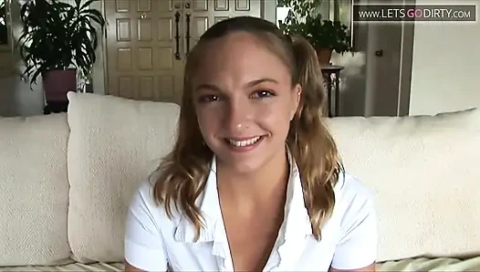 Ateşli genç kız büyük bir yarakla öğürüyor ve boşalmasını emiyor