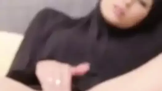 Muslim hijabi bitch masturbating