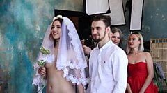 Nackte Braut bei der Hochzeit