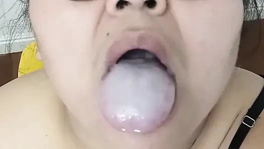 Dees telan sperma di balik celana dalamnya!