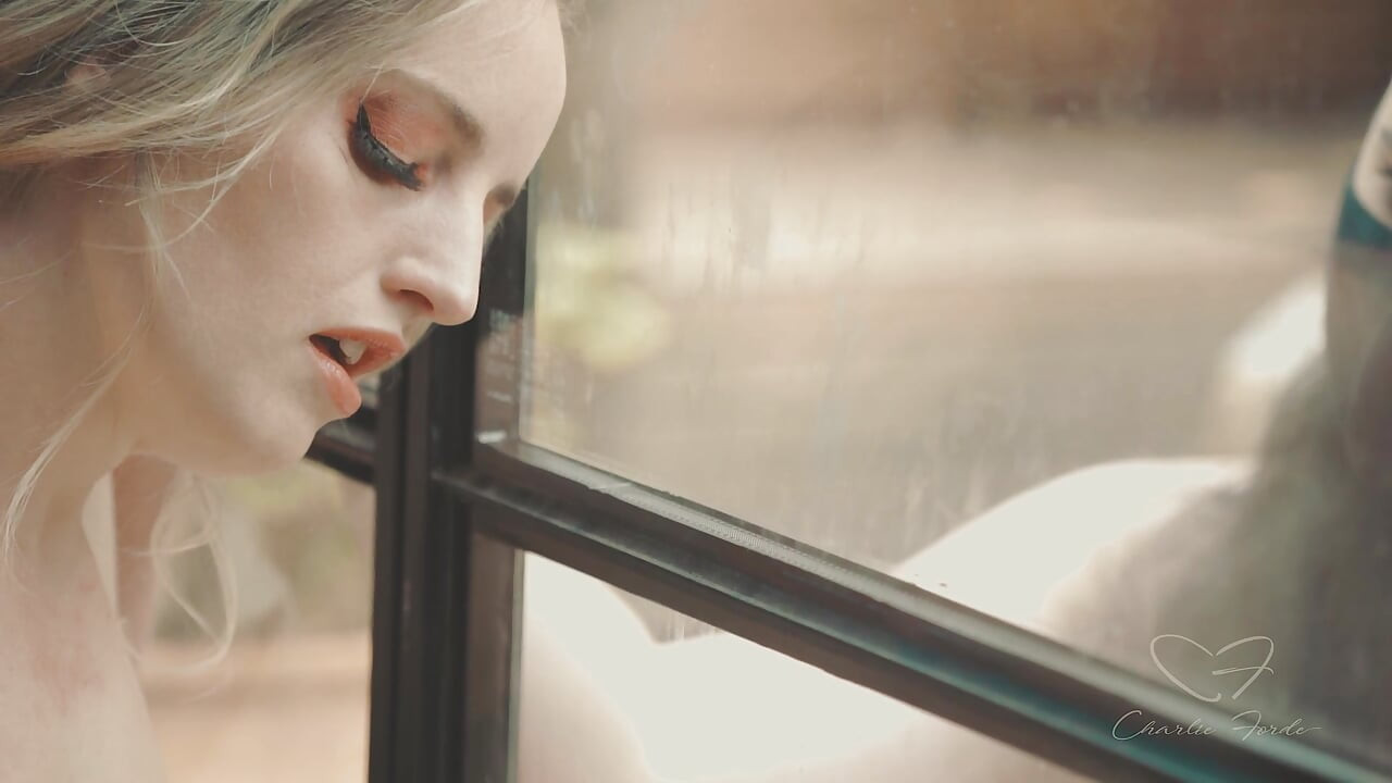 Dibagi menampilkan Charlie Forde, Astrid Love