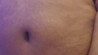 Schwarze Mollige zeigt ihren Körper und masturbiert