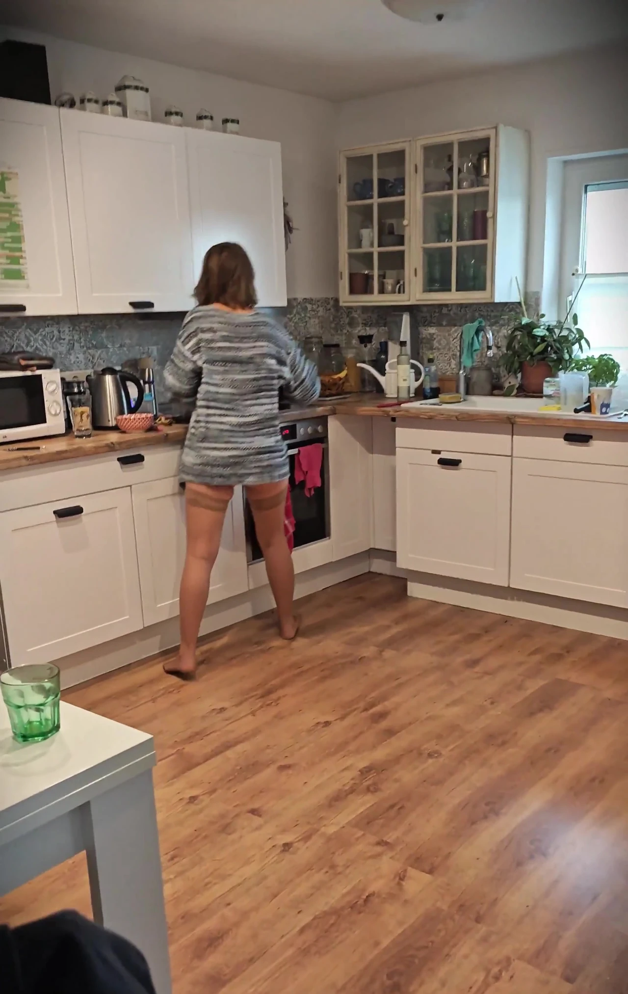Ateşli ev hanımı orta yaşlı seksi kadın mutfakta sikiliyor ve parmaklanıyor. Hala yeni aldığı sabah seksinin göt tıkacını giyiyor