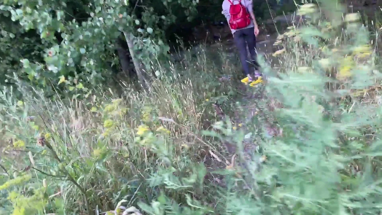 Ein Fluchtling wurde beim Outdoor-Pissen erwischt und.Teil 1