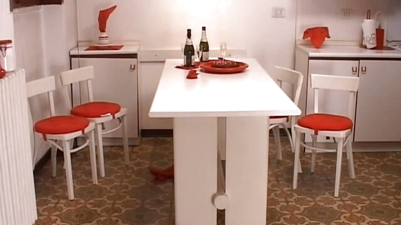Peituda morena milfs em festa selvagem de buceta a três