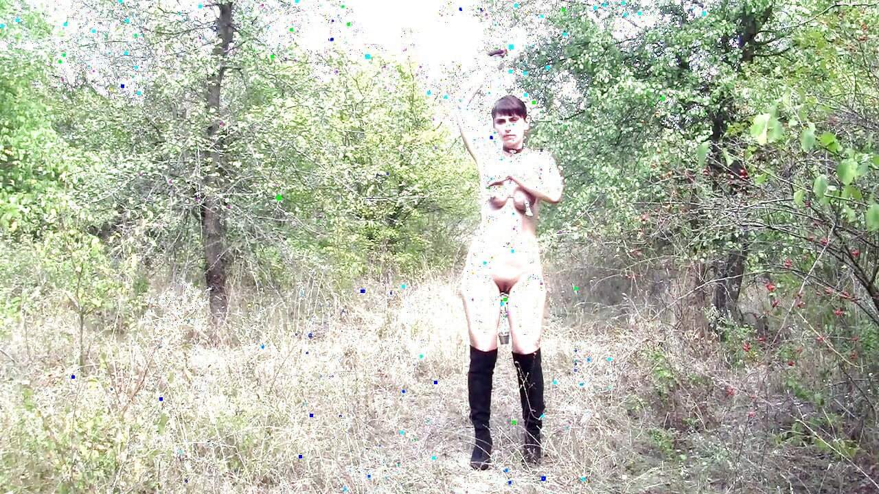 알몸으로 걷는 벌을 받는 노예 Tih