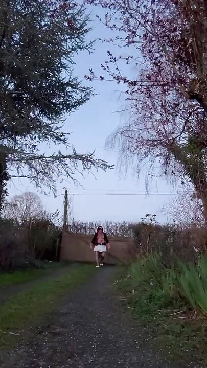 Одетая в маленькую белую круглую юбку на вечер