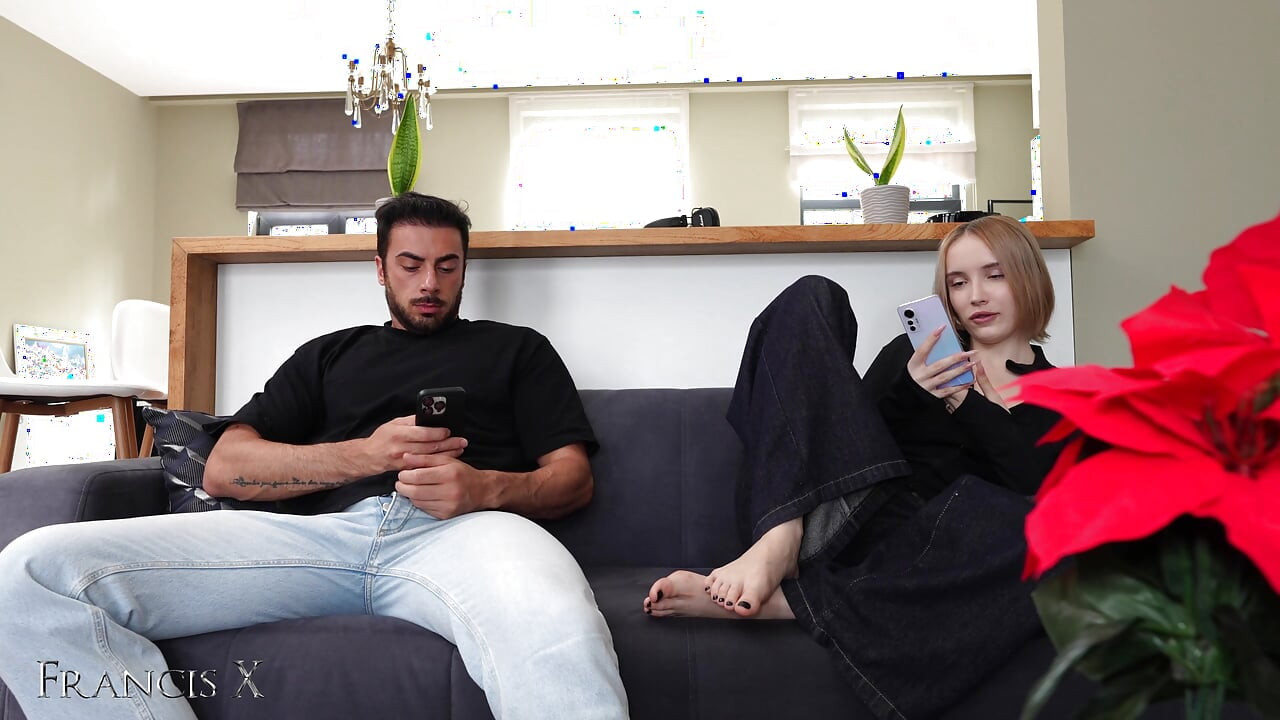 Žena vara muža dok priča s njim preko telefona