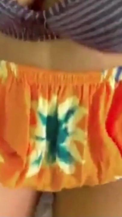 Ινδό καυτό κορίτσι καβαλάει τον μεγάλο καφέ πούτσο των φίλων της μέχρι να χύσουν και οι δύο | Κλιπ 1