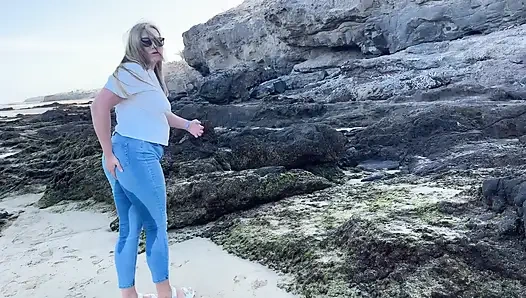 Мочусь В Обтягивающих Джинсах На Пляже