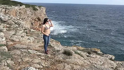 Крошка мастурбирует в машине, затем сосет и скачет на массивном члене