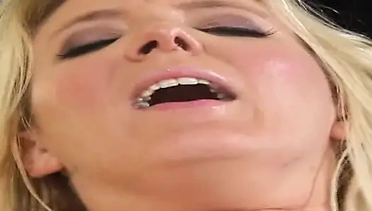 Sıcak Milf (Orta Yaşlı Kadin) Yabancı Erkekleri Sikmeyi Seviyor