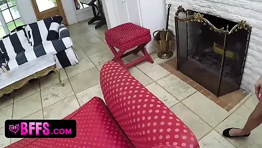 Schwesternschaftsmädchen machen wild auf ihren frischen zusatz und machen sie zu einem glasdildo tief in den hals