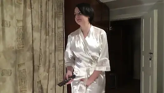 İpek beyaz cüppeli seksi ev hanımı uzun süre işiyor ve bardağa işiyor
