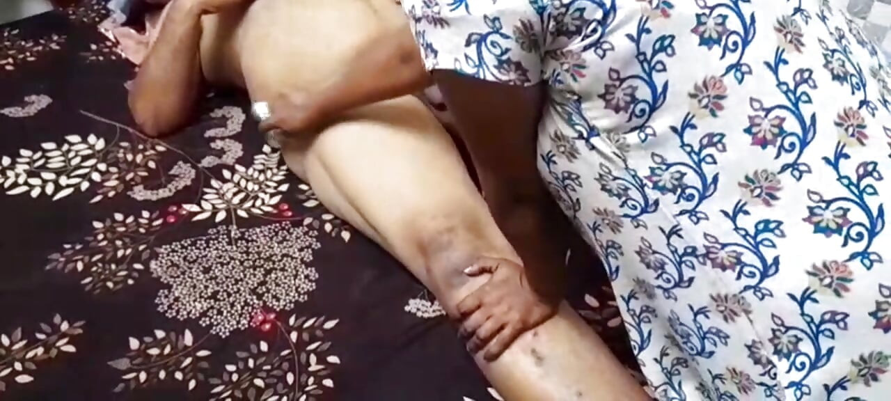 室内のカップル、男性と女性が一緒に座っているカジュアルなカップル写真
