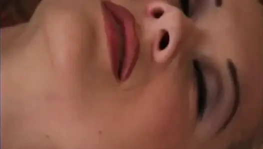 Vollbusige blonde MILF wird hart geritten und gesichtsbesamt