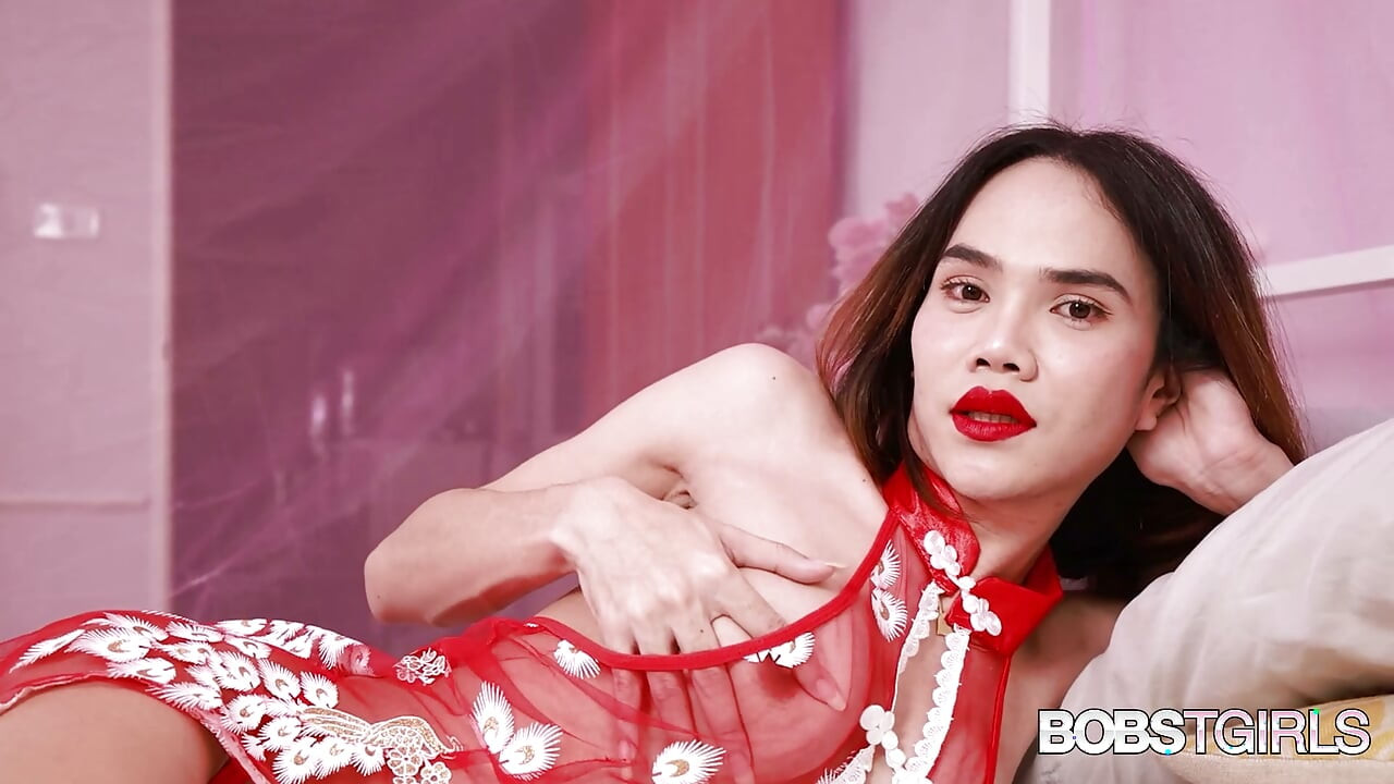 BOBSTGIRLS POV Yatak Odası Seansı, Şeffaf Çiçekli İç Çamaşırıyla Asyalı Trans Kızla