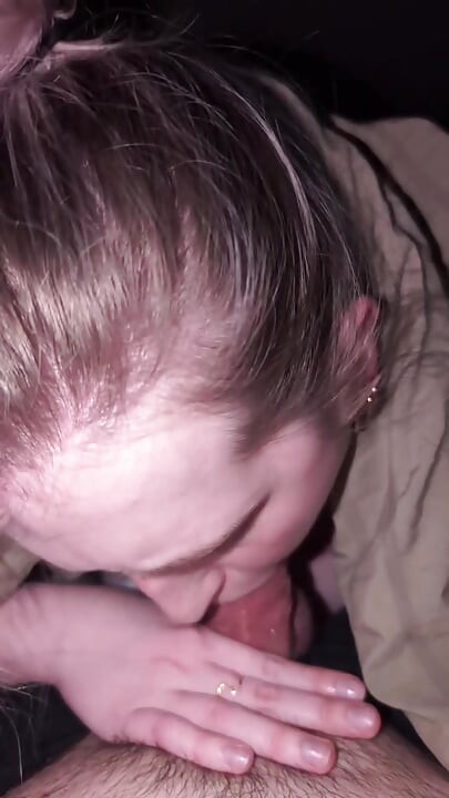 Plaisir oral profond pour une grosse bite palpitante