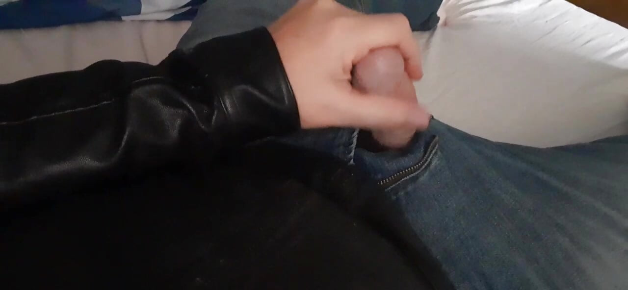 Yakalı ibne deri cekete boşalıyor