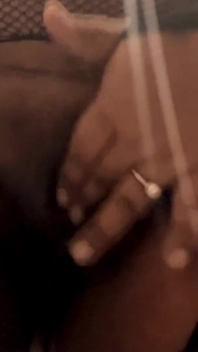 Indyjski Desi napalone bhabhi mówi brudne w hindi przed kamerą i cieszyć się w toalecie | Klip 1