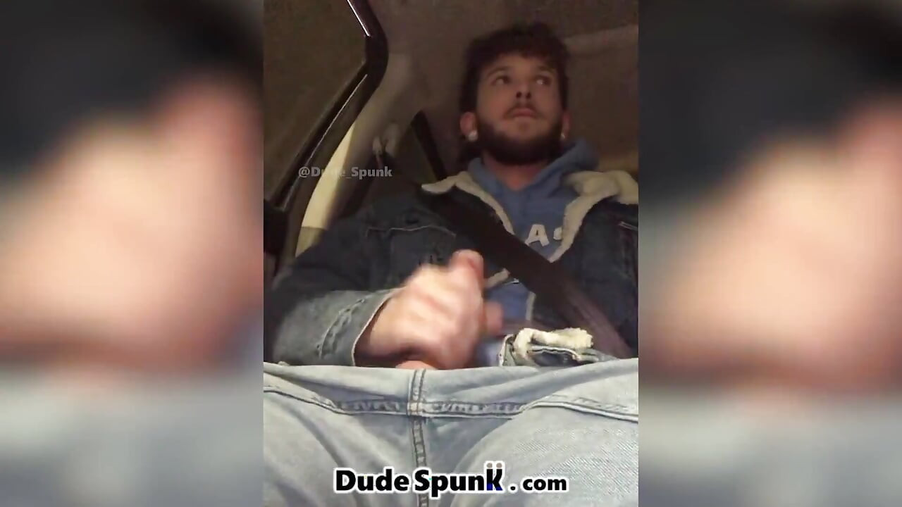 我让优步司机让我在他的车里给我插我的鸡巴, 他给了我打手枪, 我射精!