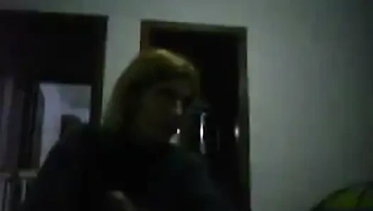 Genç sarışın boşalana kadar arkadaşına mastürbasyon yapıyor