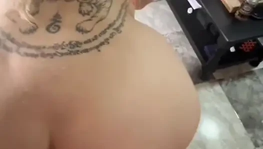 Azgın bir şekilde uyandım ve erkek arkadaşımın yarağını emdim ve sonra bana lezzetli bir sikiş yaptı
