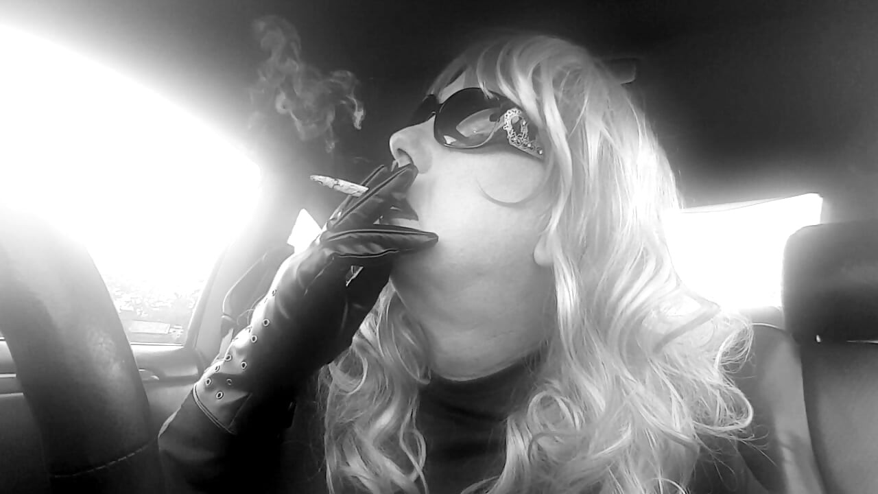 Ώριμη TG CD Rainbow Περούκα Δερμάτινα γάντια Κάπνισμα VS120s σαν επαγγελματίας στο αυτοκίνητό της