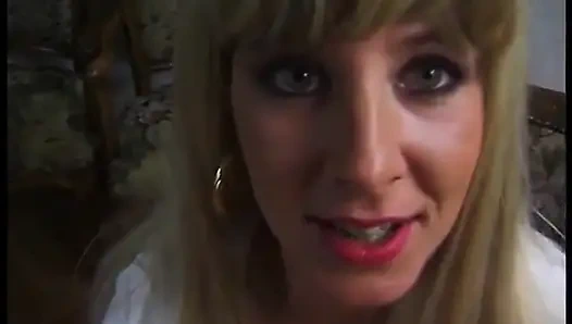 Блондинка-шлюшка сосет шлюшка в видео от первого лица