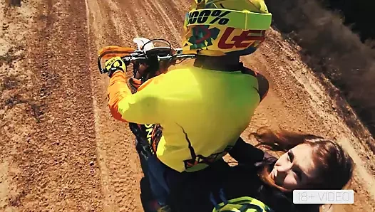 ANAL KASAR DI SEPEDA MOTOR KOTOR. MIA BANDINI