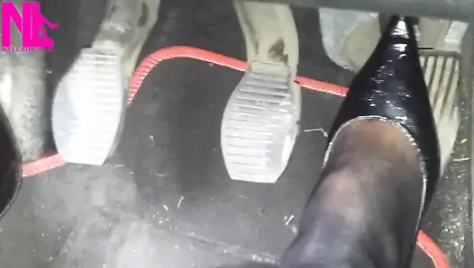 Sexy speedy fahren in patenten, schwarzen pumps und angelte schwarze strumpfhosen