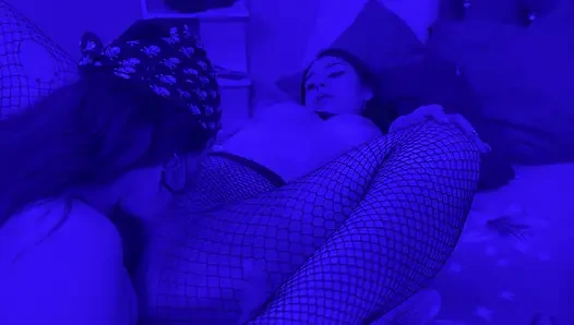 Mezuniyet Partisi Kontrolden Çıkıyor Ve Ben Üniversiteden En Iyi Arkadaşımla Yatıyorum