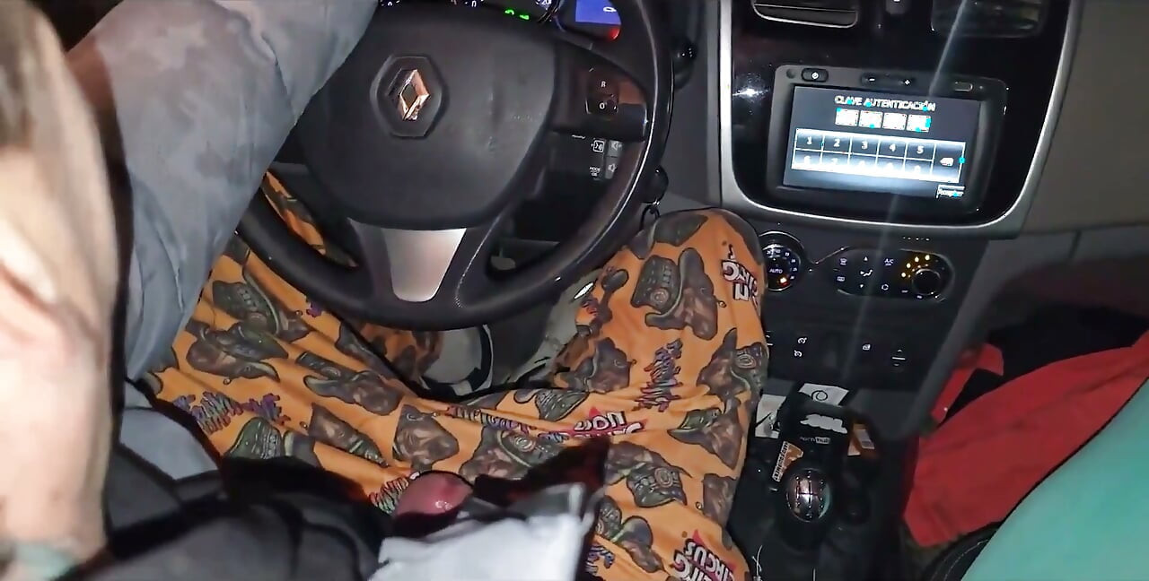 Een dubbele pijpbeurt in de auto van mijn vriend, vuile morbide meisjes