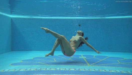 Villa piscina desnuda experiencia con Sazan