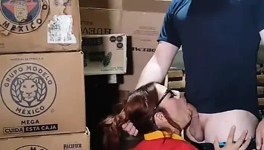 Kassiererin und ihr chef im keller