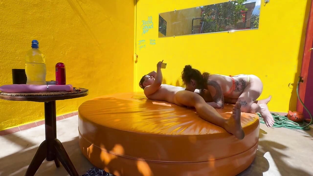 Amiga trans chupa ftm en el patio trasero