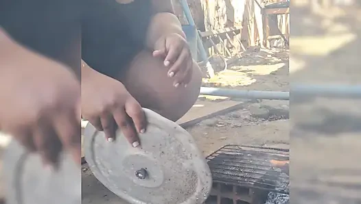 Ateşli komşu arka bahçede öğle yemeği hazırlıyor ve açık havada amını gösteriyor