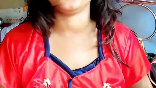 Hintli yenge üvey kız kardeş ve üvey erkek kardeş sert sert sikiş domaltarak sikişiyor