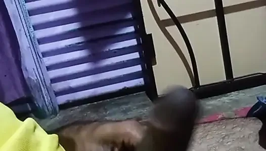 Yarakla oynuyor