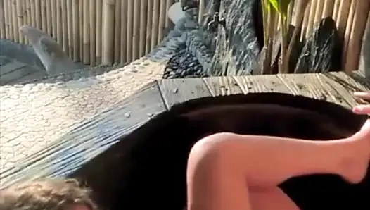 Veranda ngentot pasangan muda di luar ruangan