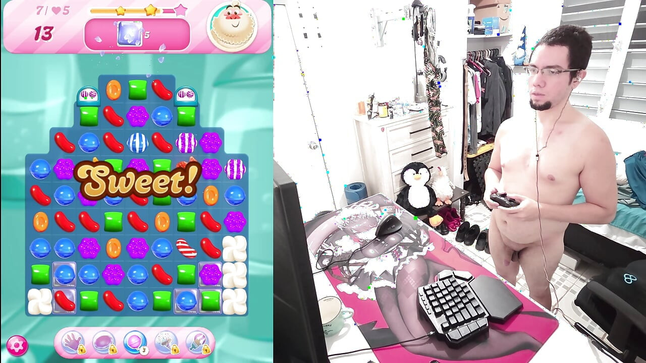 HORNY NAKED MAN PLAY CANDY CRUSH SAGA #2