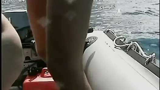 Azgın kızıl saçlı bebek vahşi plajda amcığını parmaklıyor